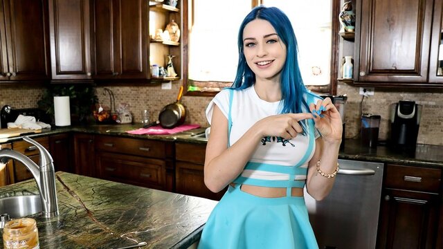 Сводная сестра с синими волосами занялась с братом сексом после прогулки