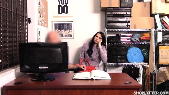 Брутальный охранник жёстко отодрал в письку смазливую воровку