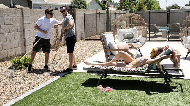 Два садовника и одинокая краля с интимной стрижкой перепихнулись втроем