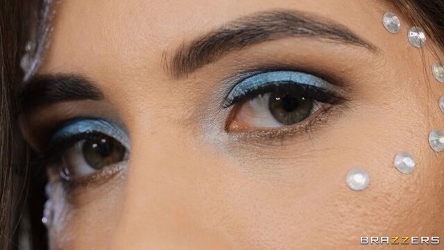 Муж и жена трахаются в масле с дрочкой члена ногами