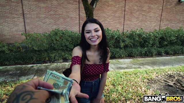 Мужик предложил студентке заняться сексом за деньги в фургоне