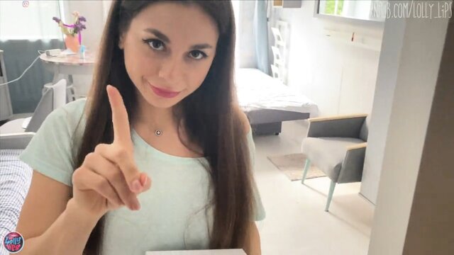 Lolly Lips соблазнила курьера, когда примеряла нижнее белье