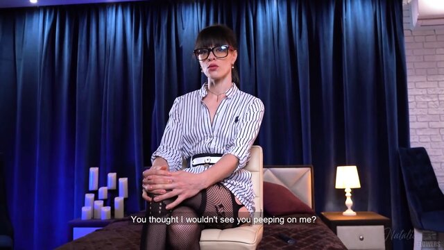 Мачеха Natalie Flowers увидела, как пасынок подглядывает за ней в душе, и дала ему в жопу