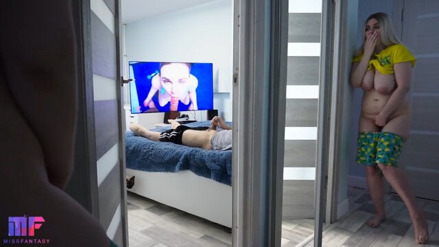 Miss Fantasy мастурбирует на то, как парень дрочит на порно с бывшей