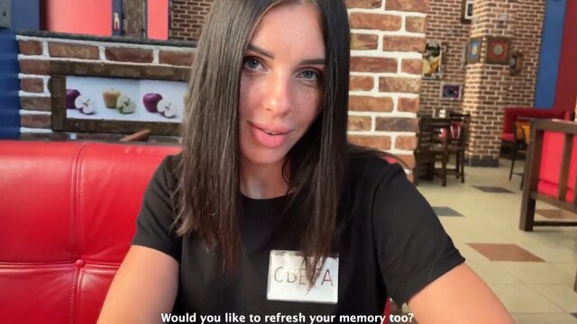 Официантка Hungry Kitty встретила старого знакомого и потрахалась с ним в туалете