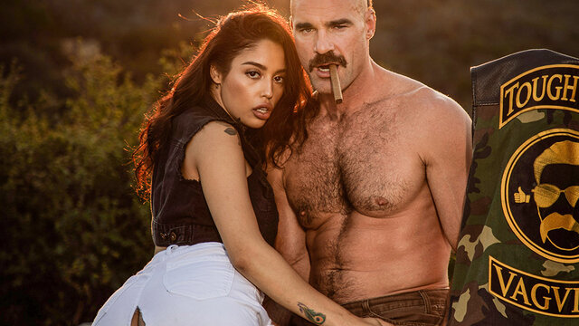 Брутальный байкер отвез очередную шлюху на природу и жестко трахнул