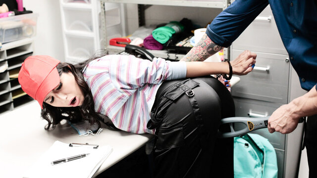 Охранник поймал за руку наглую студентку и отымел ее за воровство