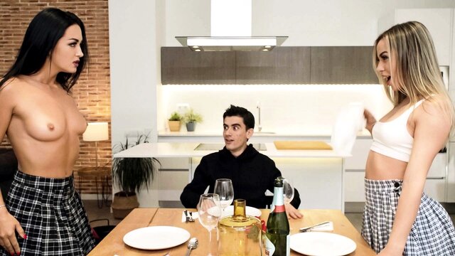 Парень трахается с девушкой и ее подругой в групповом порно ЖМЖ