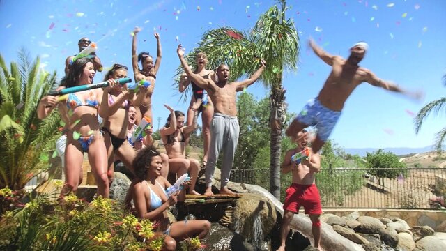 Известные порно актрисы трахаются с коллегами в оргии в загородном доме