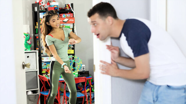 Парень не смог устоять перед худенькой азиаткой и трахнул ее в коммуналке