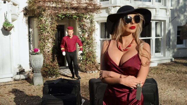 Дворецкий трахнул свою богатую начальницу с шикарным телом