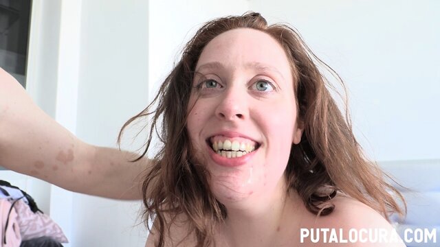 Страшненькая толстуха на кастинге ублажает двух мужиков глубоким минетом