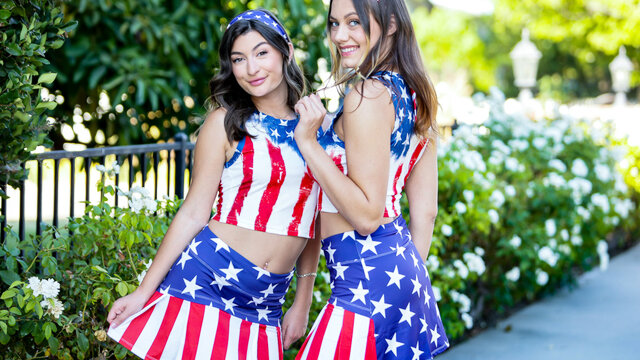 Молоденькие патриотки трахаются в письки со зрелым мужиком