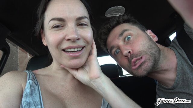 Зрелая актриса без макияжа светит сиськами на парковке