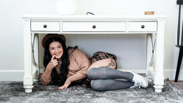 Толстушка отвлекла задрота от ноута с помощью рта и киски