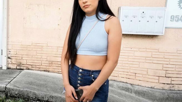 Нескромная латинка занимается межрасовым сексом за деньги в фургоне