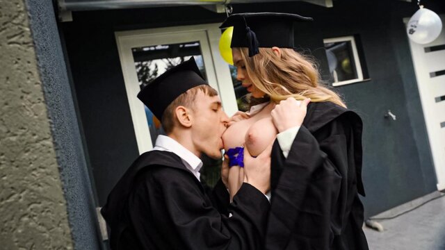 Выпускница дала в анал своему однокурснику прямо на выпускном