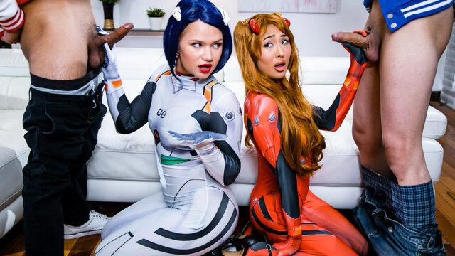 Парни обменялись своими телками косплейщицами в свингерской групповухе
