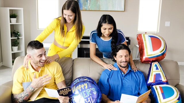 Падчерицы уговорили отчимов заняться с ними оргией МЖМЖ