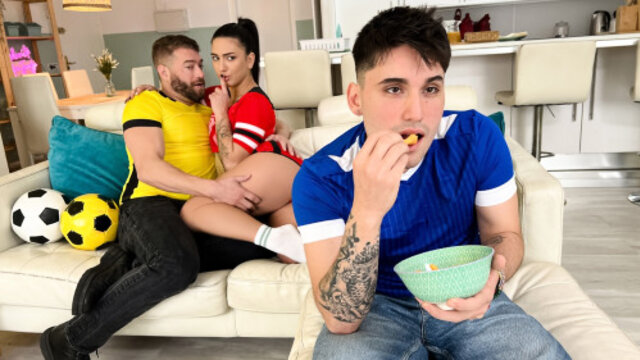 Сучка изменила парню с другом во время просмотра футбола