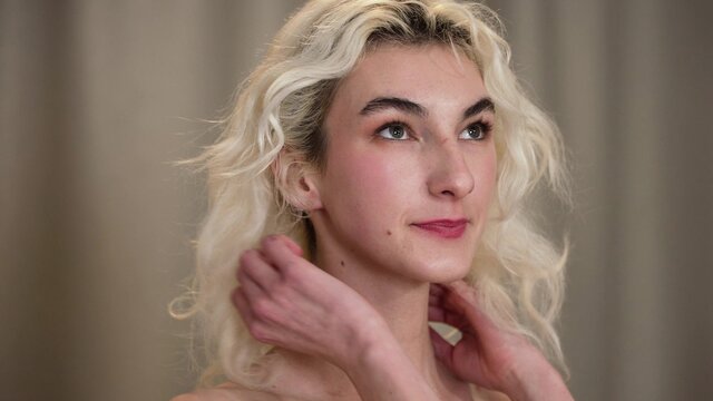 Мужик чуть не порвал анал хрупкой русской блондинке Mia Cheers на кастинге