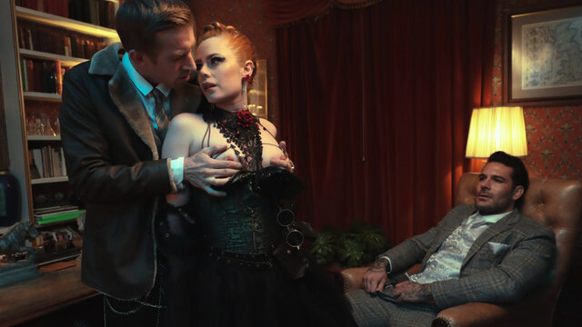 Рыженькую сучку Ella Hughes трахнули двумя большими членами