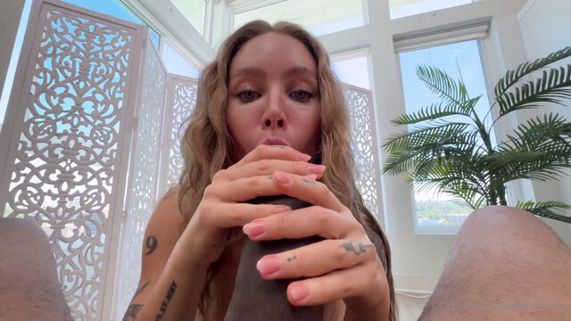 Негр дал голубоглазой блондинке пососать свой огромный член