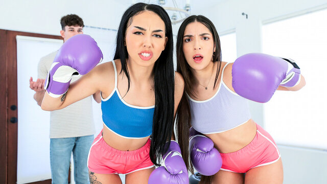 Парень трахнул двух брюнеток во избежание ссоры