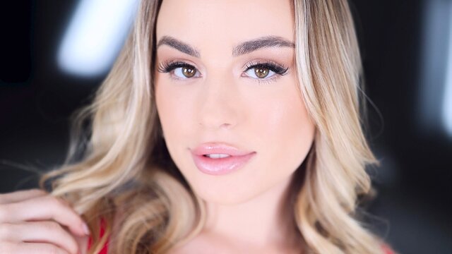 Натянул на член бритую киску блондинки с тату