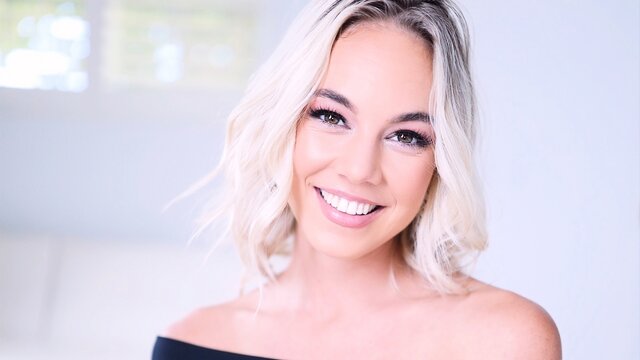 Телка жадно сосет хер парня и отдается в письку