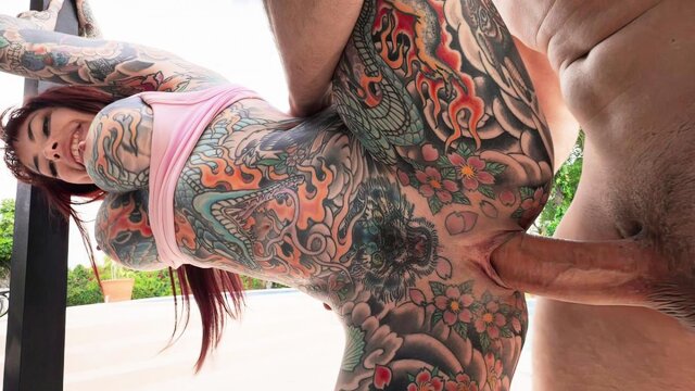 Сучка потрахалась с соседом на улице и полизала яйца