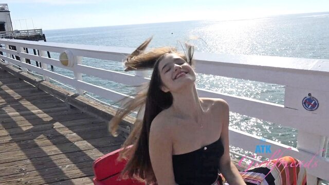 Волосатая подруга ссыт в стакан и сосет в машине другу