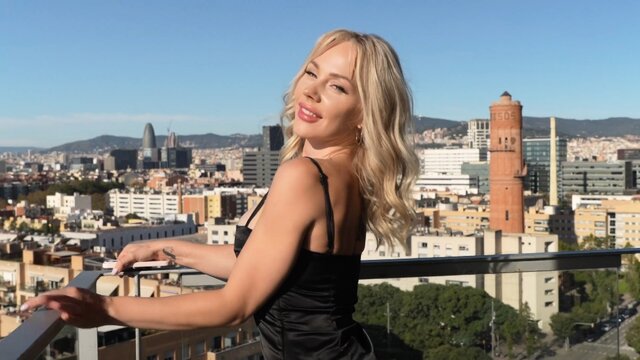 Горячая француженка обожает жесткий МЖМ секс