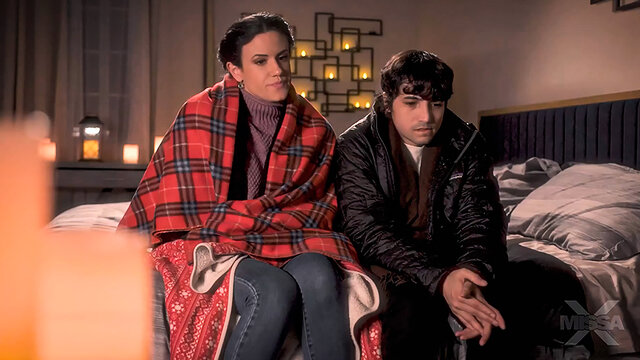 Милфа с молодым согреваются от холода красивым сексом