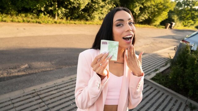 Заплатил незнакомец за секс и трахнул на улице