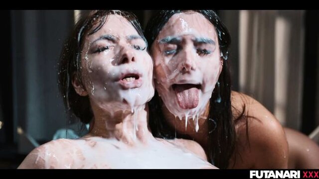 Сучки что то подсыпали в еду и у милфы вырос хуй