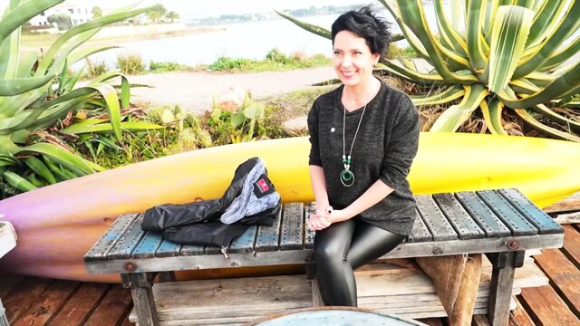 Женщина села на член друга после романтичной прогулки