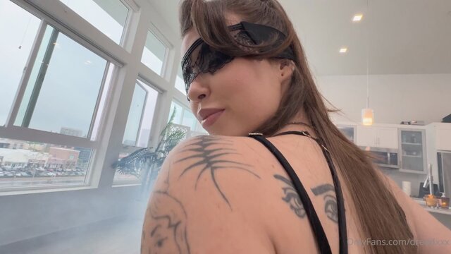 Негр всунул огромный член в жопу давалки в маске