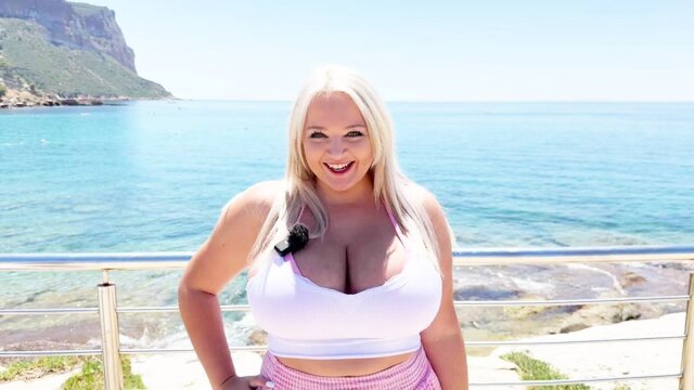 Толстая сучка захотела сперму в рот от первого встречного