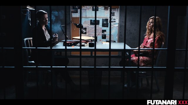 Следователь трахает задержанную блондинку в попку