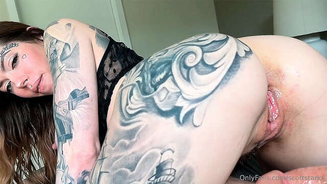 Подруга с татухами напросилась на кремпай после траха