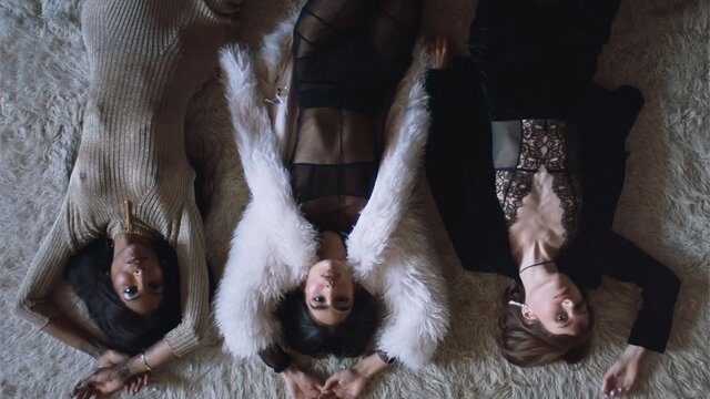 Три лесбиянки лижут и трахаются после танцев